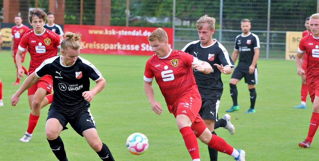 Max Salge (Mitte) unterlag mit dem 1. FC Lok Stendal beim 1. FC Magdeburg U23 0:1.