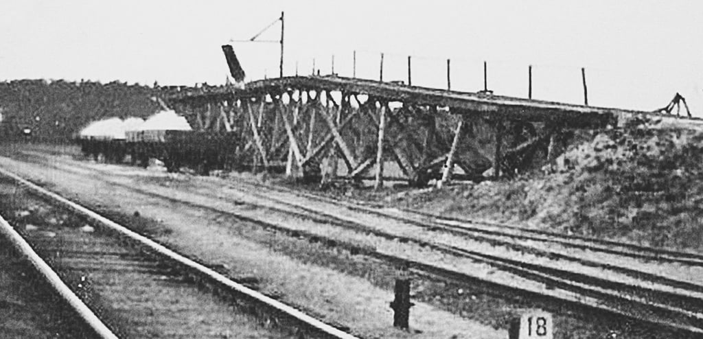 Die hölzerne Verladestation der Sandgrubenbahn mit Sturzrampe um 1960.