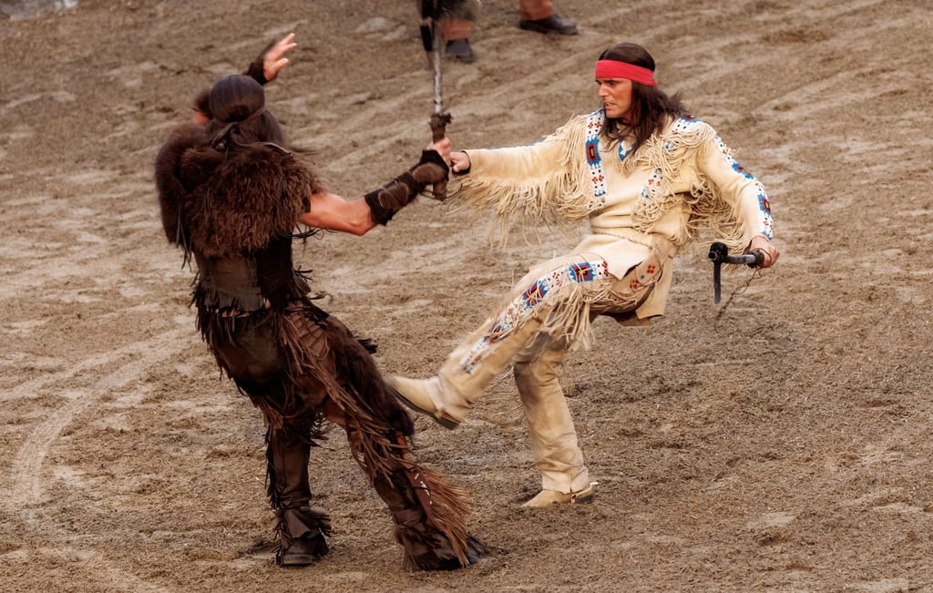 Der Schauspieler Sascha Hödl (r) als Winnetou bei den Karl-May-Spielen in Bad Segeberg.