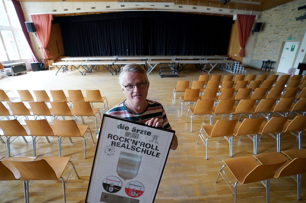 Hausmeister André Schulz steht in der Aula des Albert-Schweitzer-Gymnasiums.