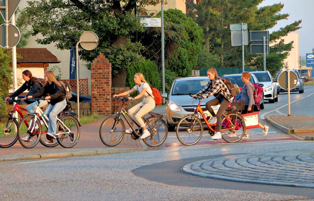 Kraftfahrer, die durch den Jessener Kreisverkehr wollen, müssen am Donnerstagmorgen geduldig sein, denn nach den Sommerferien passieren viel mehr Radfahrer und Fußgänger den Bereich in Richtung Gymnasium und Grundschule.