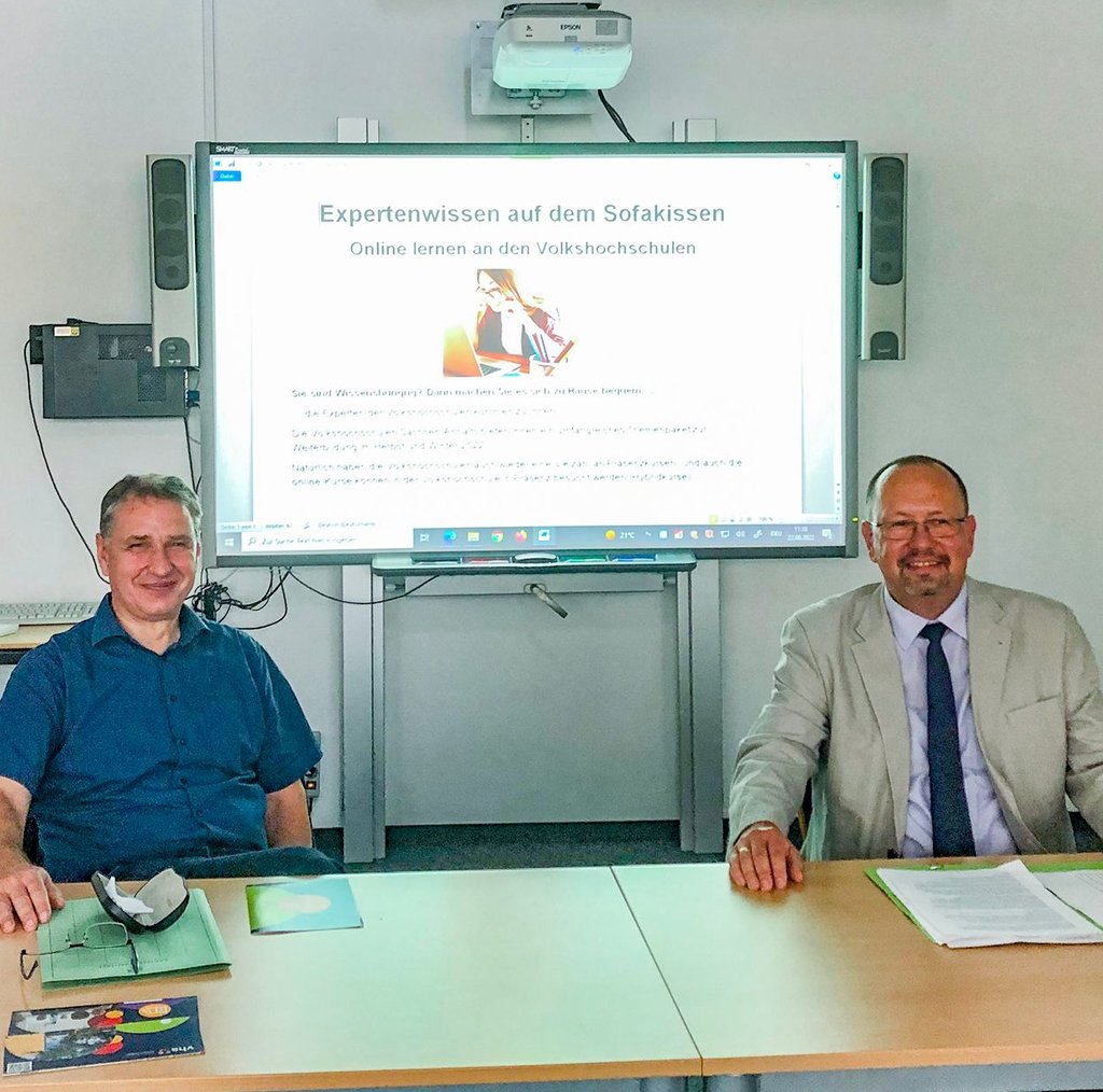 Steffen Kuras, Leiter des Amtes für Bildung (li.), und Thomas Lundershausen stellen das Herbstprogramm der Volkshochschule vor.