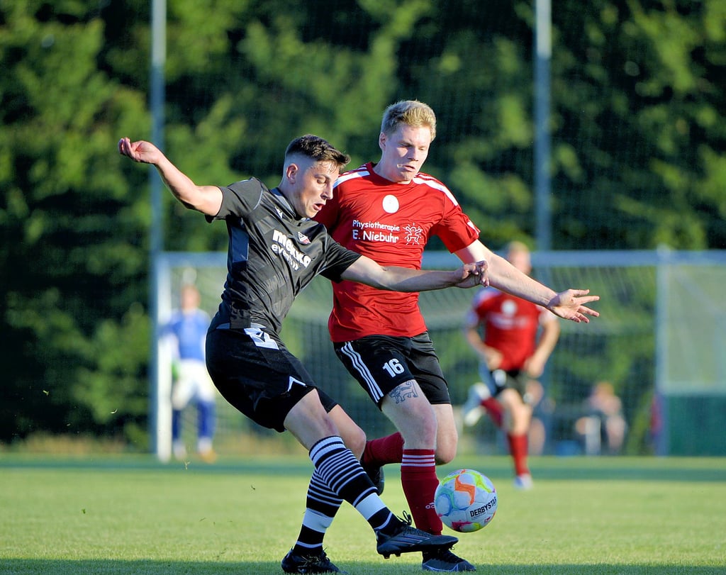 Martin Gille (rechts) und die Verbandsliga-Männer des SSV 80 Gardelegen wollen morgen den Bock umstoßen und gegen Dölau den ersten Saisondreier einfahren.