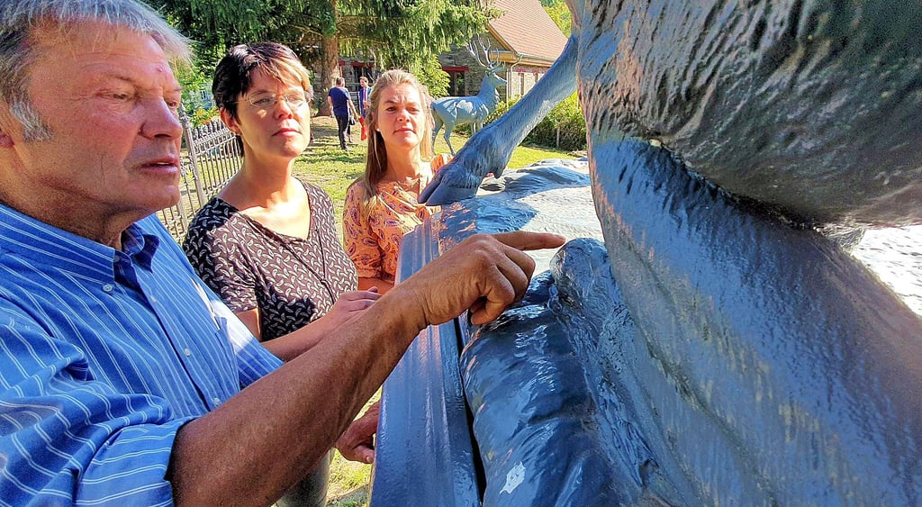 Die Kureck-Hirsche sind restauriert. Der Aufgabe haben sich die Kunstschmiede Althammer angenommen, ein Familienbetrieb, hier im Bild Andreas Althammer mit seinen Töchtern Elisabeth Althammer-Kluge (M.) und Claudia Süßmeyer.