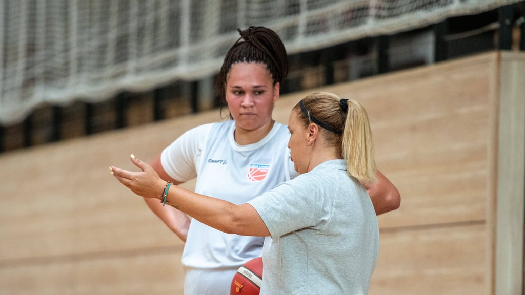Lions-Zugang Elea Gaba (l.) im Gespräch mit Trainerin Katerina Hatzidaki.