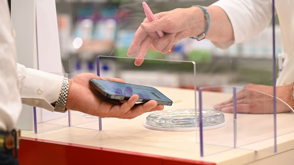 Ab Donnerstag können Patientinnen und Patienten deutschlandweit in 10.000 Apotheken E-Rezepte einlösen.