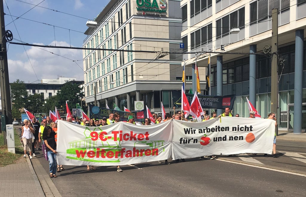 Nachdem der ÖPNV in Magdeburg und Halle bestreikt wird, schließen sich nun auch die Umweltaktivisten von Fridays for Future in den Großstädten an. 200 Menschen folgten dem Aufruf von FFF und Verdi in der Landeshauptstadt. Symbolbild: