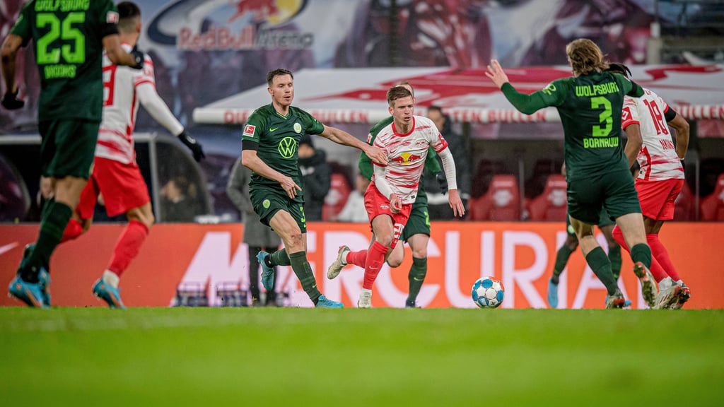Dani Olmo am Ball im Spiel gegen Wolfsburg.