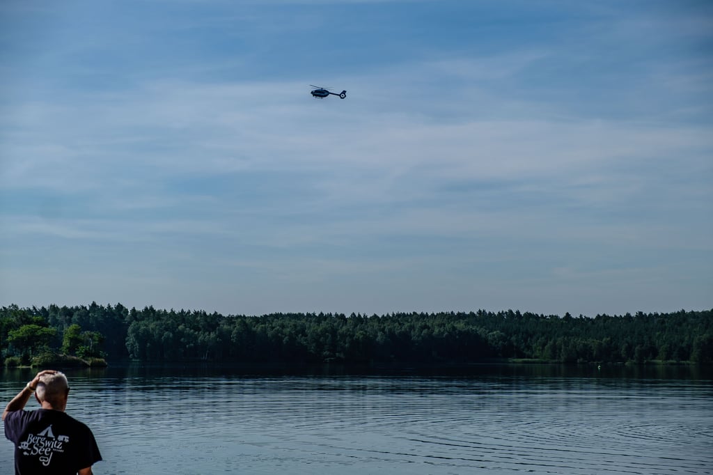 Mehrfach hatte es in der Vergangenheit große Suchaktionen am Bergwitzsee gegeben, um den vermissten Standup-Paddler zu finden - hier mit einem Polizeihubschrauber.
