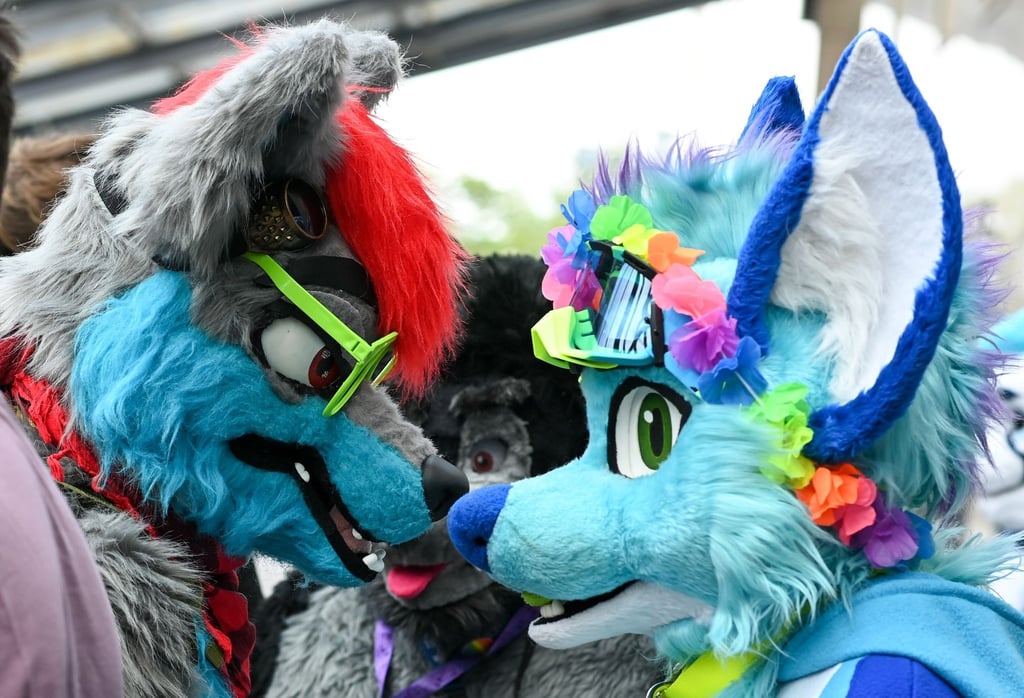 In Tierkostümen gekleidete Teilnehmer sprechen bei einem Treffen der Furry-Szene.