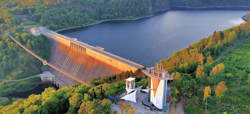 Blick auf die Rappbodetalsperre mit ihrer 106 Meter hohen Staumauer aus der Vogelperspektive: Wirkt sich die Trockenheit der vergangenen Sommer bereits auf das Trinkwasser, mit dem von hier aus Haushalte im Harzkreis bis hin nach Halle und in den Südharz versorgt werden, aus?