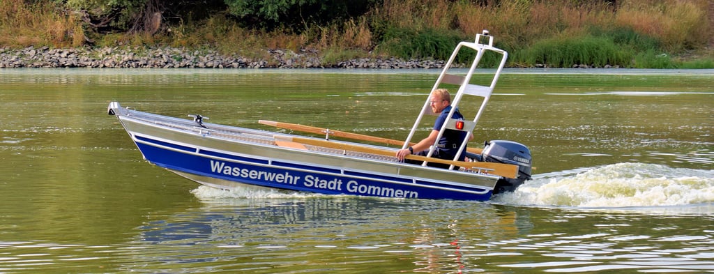An der Slipanlage des Steinhafens bei Pretzien wurde das neue Rettungsboot der Wasserwehr Gommern gestern erstmals zu Wasser gelassen. Nach der offiziellen Übergabe fuhr Danny Kramper Probe. Alle anderen mussten wegen der Sicherheitsvorschriften an Land bleiben: Es war nur eine Schwimmweste mitgebracht worden.