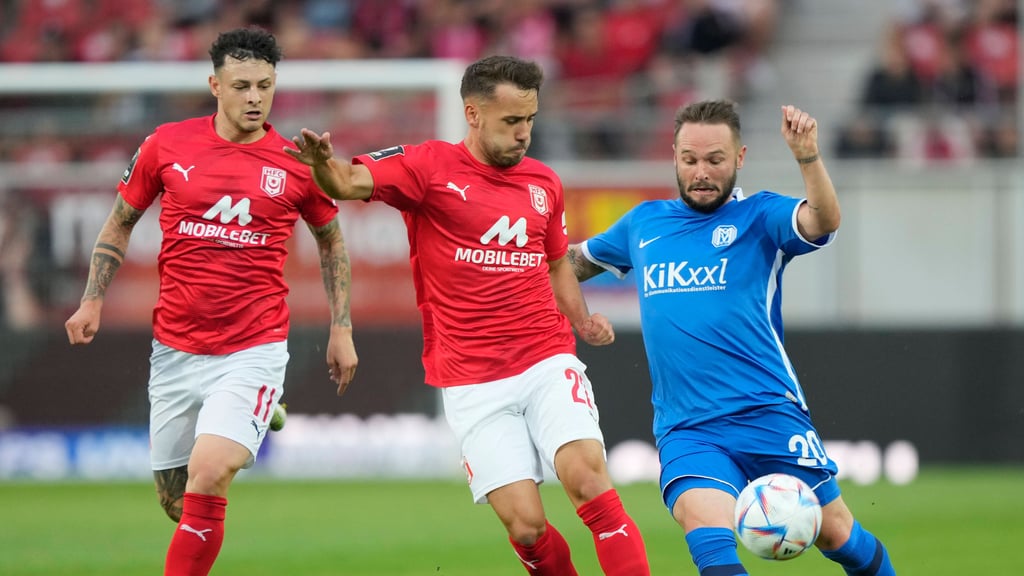 Halles Nico Hug im Zweikampf mit Meppens Marius Kleinsorge (r.).