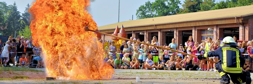 Tag der Jugendfeuerwehr in Seehausen: Die Fettbrandvorführung lässt nicht nur Kinder staunen. Mit Wasser also nicht löschen, erfuhr der Nachwuchs auf dem Vorplatz der Feuerwehr Seehausen.