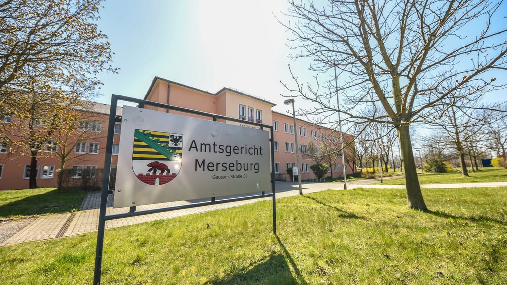 Bei dem Raub sei ein Sachschaden von etwa 9.000 Euro entstanden.