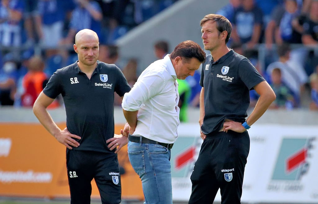 Grübeln, um den FCM wieder in die Spur zu bringen (v. l.): Co-Trainer Silvio Bankert, Chefcoach Christian Titz und Torwarttrainer Matthias Tischer. Am Sonntag gehts nach Kaiserslautern.