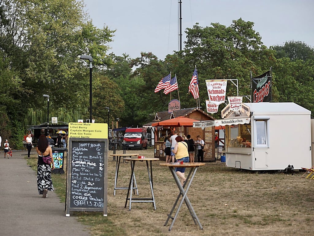 Der Festplatz an der Ziegelwiese war sehr luftig besetzt. Auch das Riesenrad gibt es in diesem Jahr nicht.