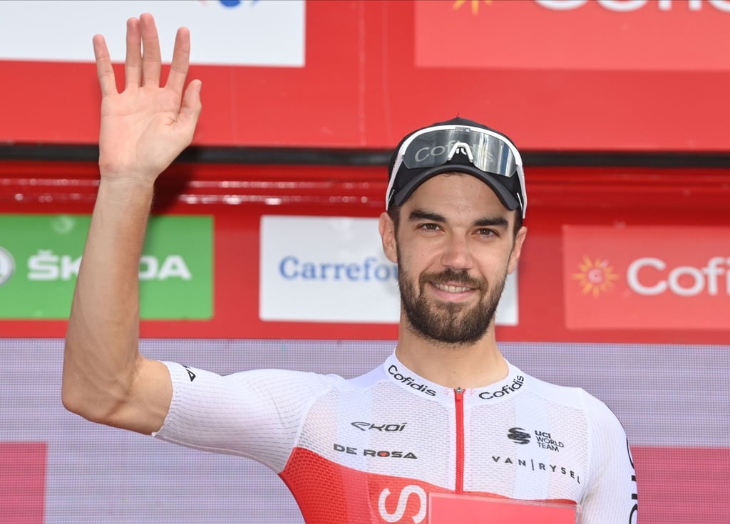 Jesus Herrada Lopez aus Spanien freut sich auf dem Podium über seinen Etappensieg.