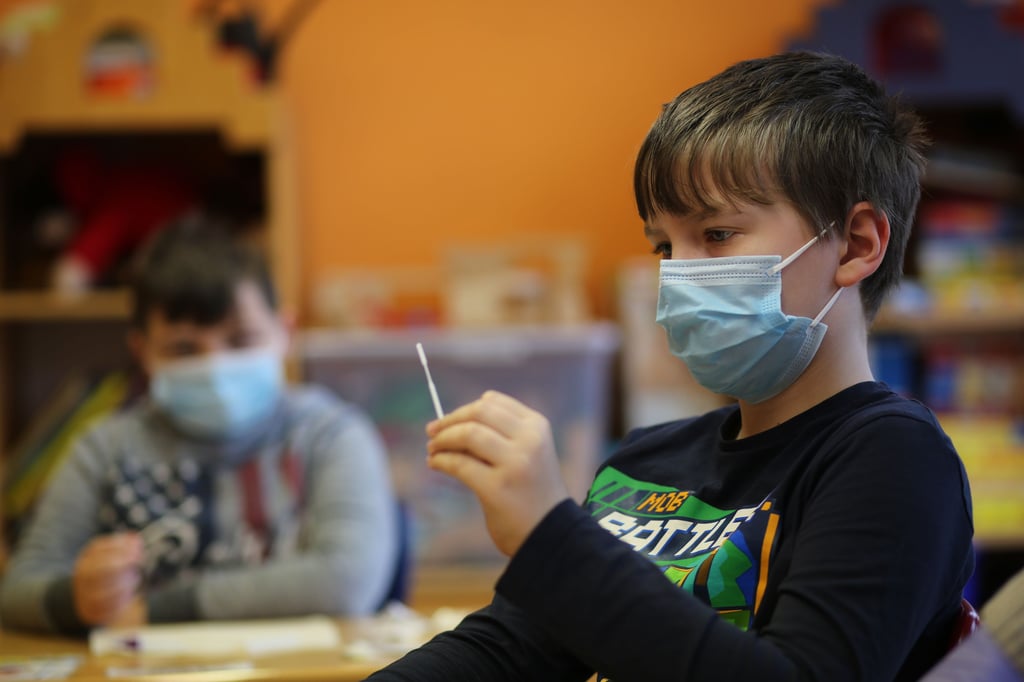 Schulschließungen und eine durchgängige Maskenpflicht in der Schule sieht Dr. Eike Hennig als letztes Mittel.