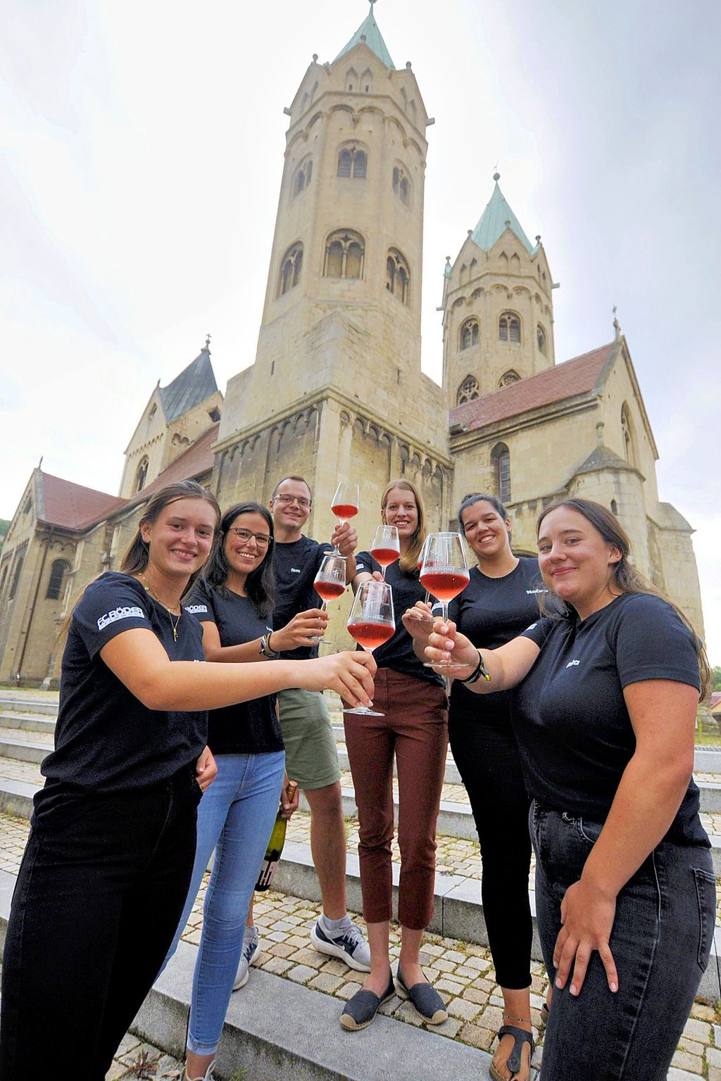 Alexandra Hake (v.l.), Julia Frölich, Tom Schlegel, Luise Böhme, Nadine Rosenberg, Inka Frölich und weitere Jungwinzer laden zum „House-Wein“.