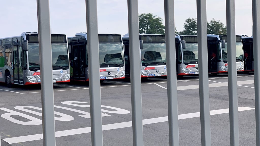 Das Tor ist zu. Auch die Busflotte der Havag muss im Depot bleiben.