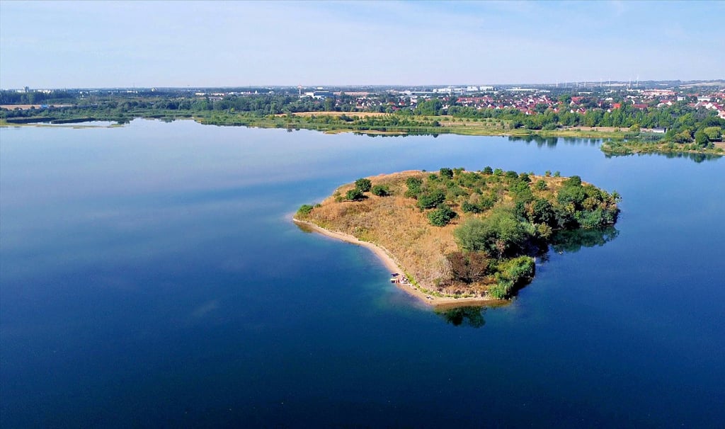 Am Adamsee ist das Baden verboten. Auf der Insel brüten zudem zum Teil geschützte Vogelarten. Insgesamt 112 Knöllchen wurden bereits an Falschparker am Adamsee verteilt.