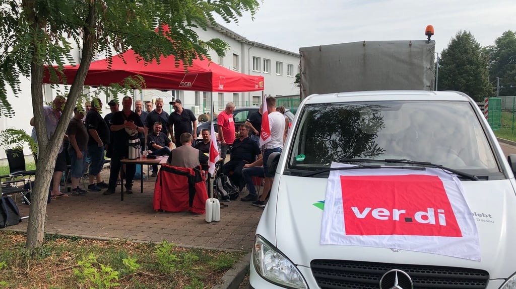 Die Bus- und Straßenbahnfahrer in Dessau streiken seit den Morgenstunden. 