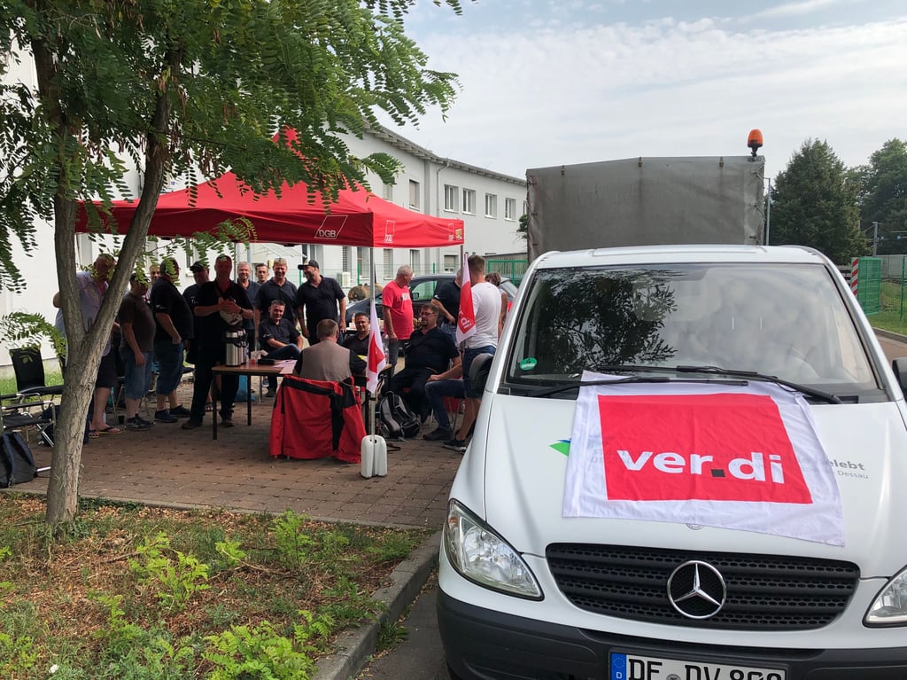Die Bus- und Straßenbahnfahrer in Dessau streiken seit den Morgenstunden.
