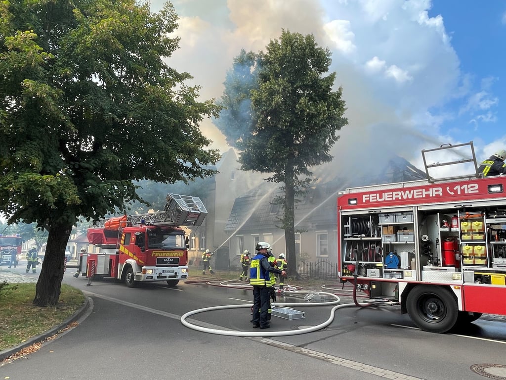 In Loburg brennt der Dachstuhl eines Wohnhauses lichterloh.