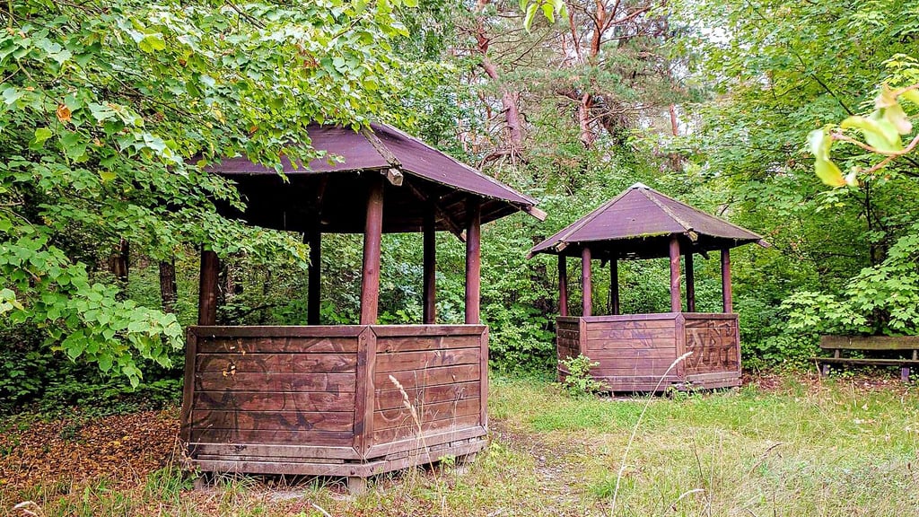 Auf dem Parkplatz am Buchholzteich sollen die beiden Hütten am 10. Septemberf einen Holzpflegeanstrich erhalten.