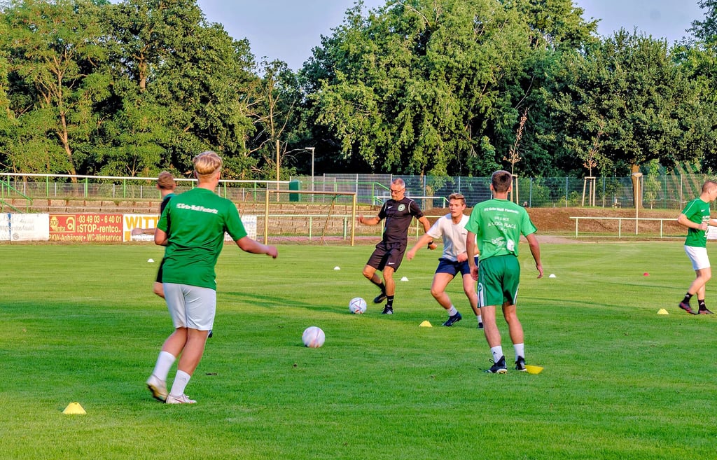 Beim Abschlusstraining lässt Trainer Carsten Becker Passfolgen trainieren.
