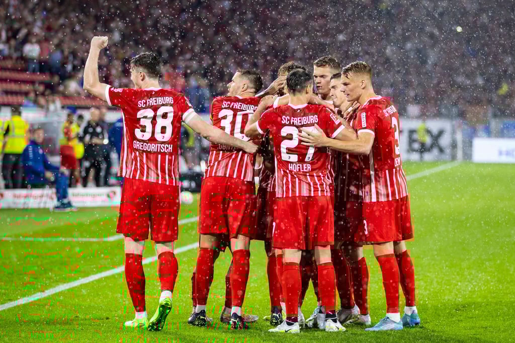 Die Spieler vom SC Freiburg feiern das Tor zum 1:0 im Spiel gegen den VfL Bochum.