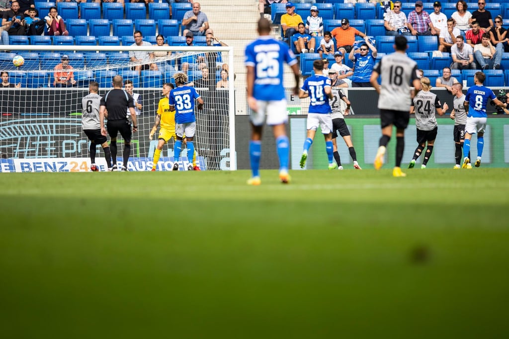 Hoffenheims Dennis Geiger (r.) macht das Tor zur Führung der Gastgeber.