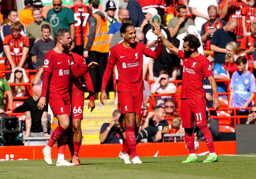 Die Spieler vom FC Liverpool feiern den Treffer von Virgil van Dijk (M) zum 5:0.