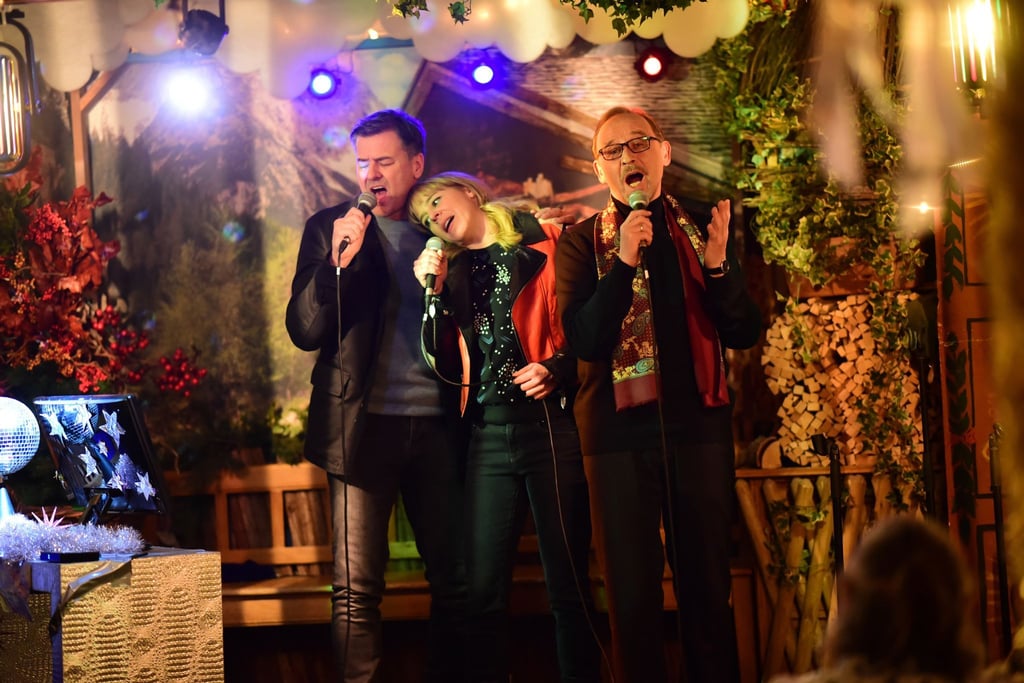 Die Kommissare Harald Neuhauser (Marcus Mittermeier, l), Angelika Flierl (Bernadette Heerwagen, M) und Ludwig Schaller (Alexander Held, r) singen Karaoke.