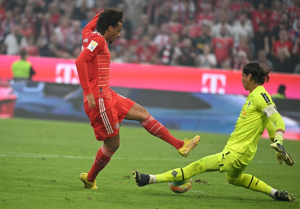 Mönchengladbachs Torhüter Yann Sommer (r) verhindert eine weitere Torchance der Bayern durch Leroy Sané.