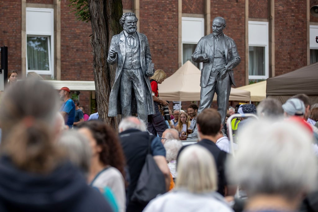 „Marx und Lenin gehören zusammen“: 2020 hatte die MLPD vor der Parteizentrale bereits eine Lenin-Statue (rechts) aufstellen lassen.