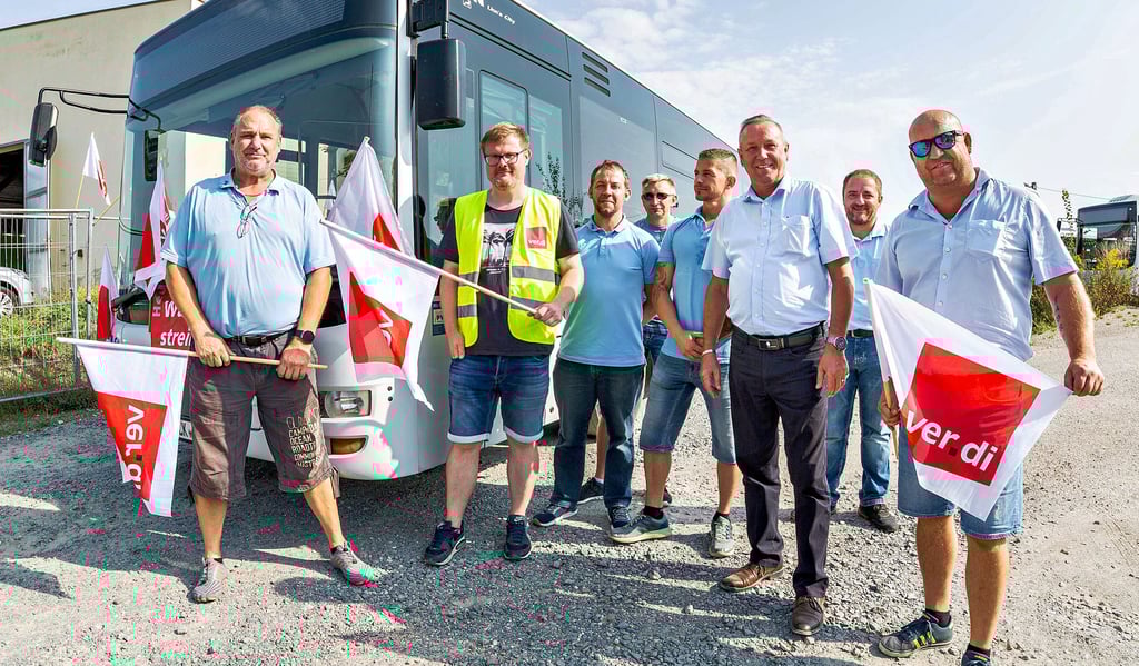 Mitarbeiter der PVG in Zeitz haben ihre Arbeit aufgrund des Warnstreiks eingestellt.