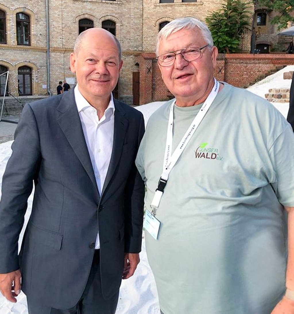 Eberhard Nothmann mit Kanzler Olaf Scholz in Magdeburg.
