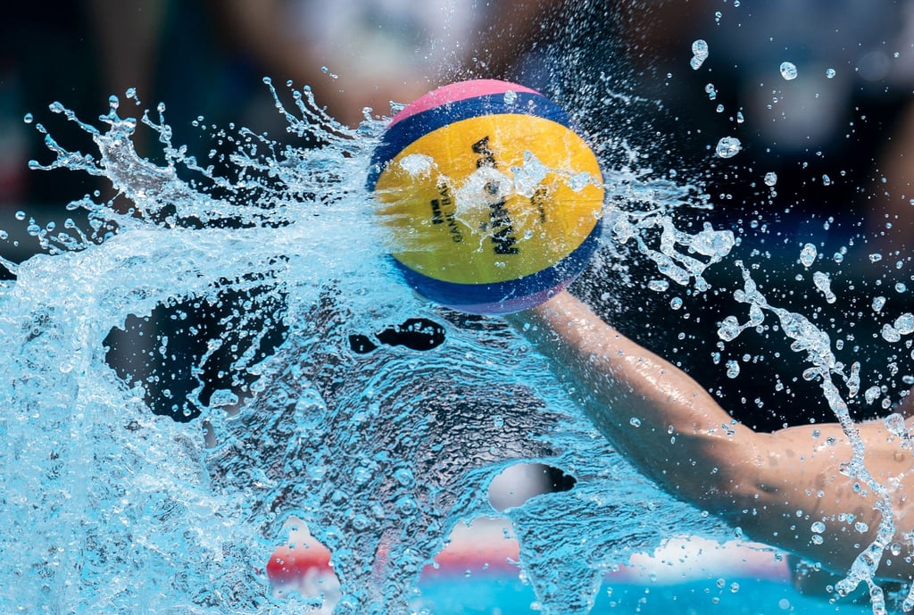 Ein Wasserballspieler in Aktion.
