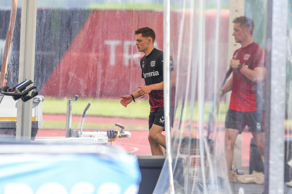 Florian Wirtz arbeitet mit einem Athletiktrainer am Comeback bei den Leverkusenern