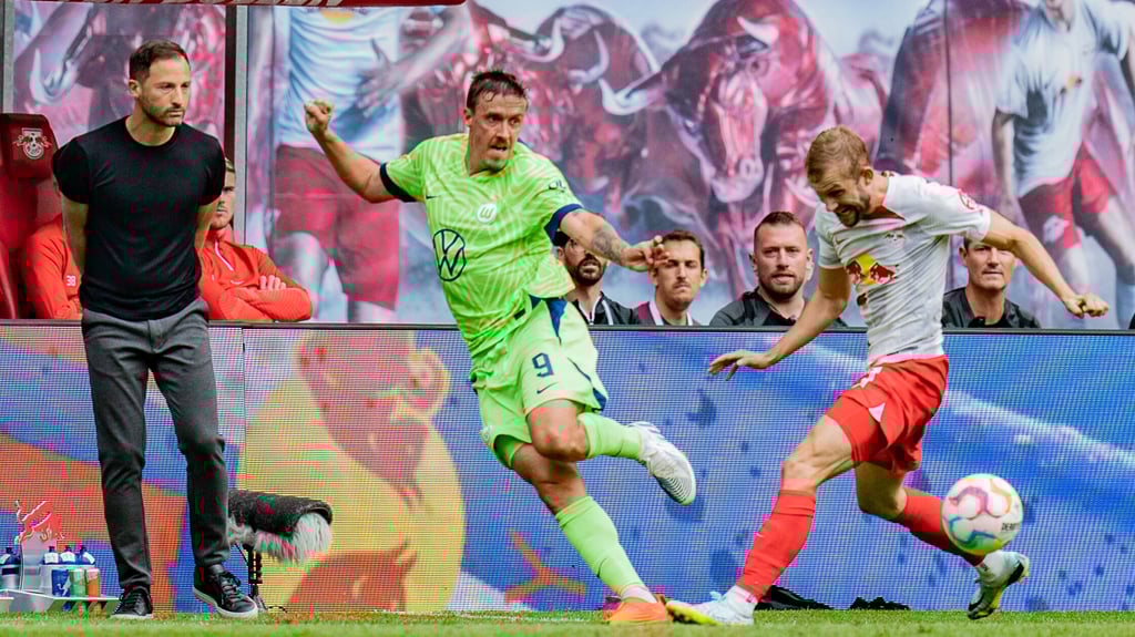 Tedesco guckt genau hin: Max Kruse gegen Konrad Laimer.