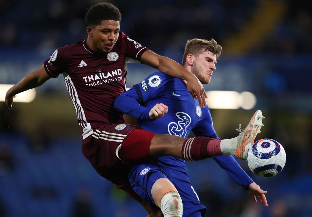 Chelseas Timo Werner (r) und Leicesters Wesley Fofana kämpfen um den Ball.