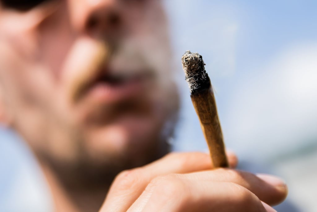 Ein Mann raucht bei einer Demonstrationen für die Cannabis-Legalisierung einen Joint.