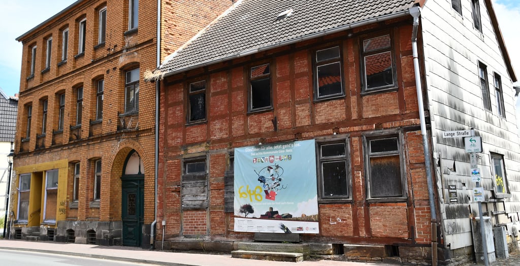 Die  Fassade dieses Hauses in der Langen Straße ist  denkmalgeschützt. Doch der Glanz ist längst verblasst. Da hilft auch der Werbeslogan auf dem Plakat mit den Worten „Jetzt gehts los“ nichts mehr.  