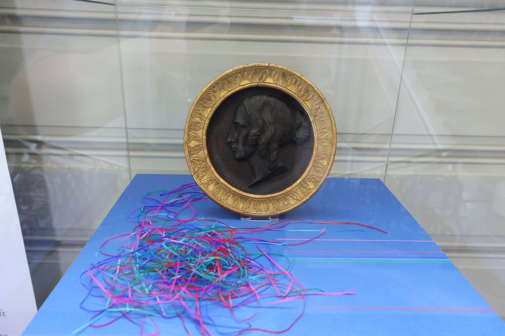 Ein vergoldetes Bronzemedaillon zeigt Ottilie von Goethe, geschaffen von Karl Woltreck.