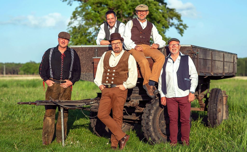 Die Band Schwarzbrand tritt beim Burgfest in Kalbe auf – mit Texten aus dem Leben, die für gute Laune sorgen sollen.
