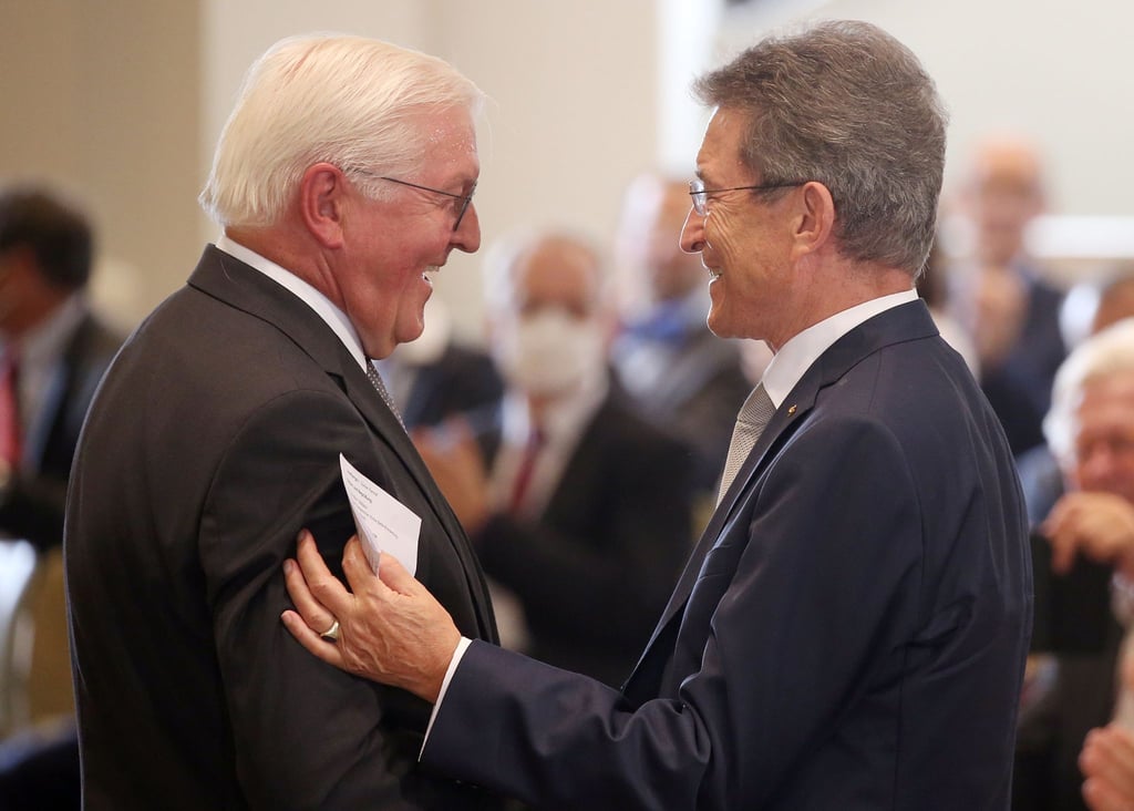 Bundespräsident Frank-Walter Steinmeier (l) unterhält sich mit Bischof i.R. Wolfgang Huber.