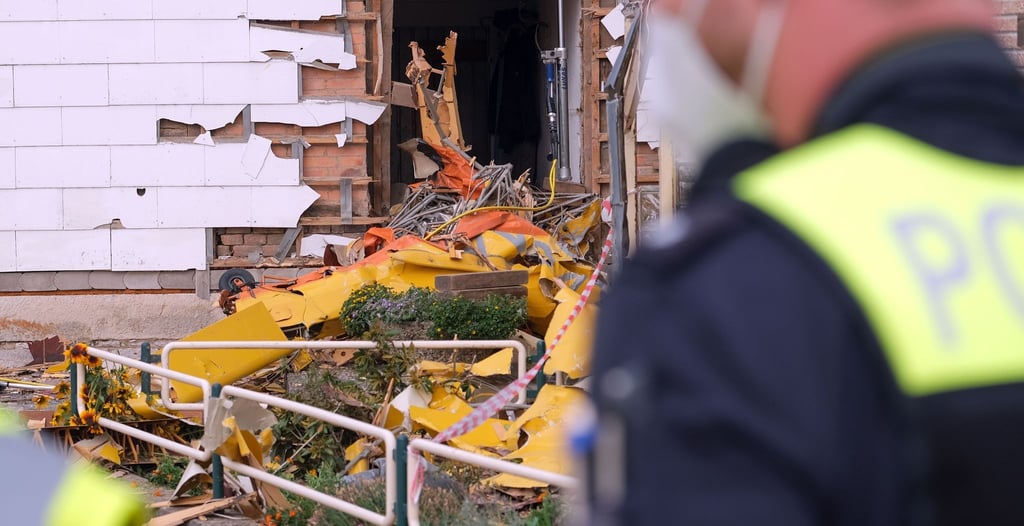 Ein Sportflugzeug ist im Landkreis Hildesheim in ein Wohngebäude gestürzt.