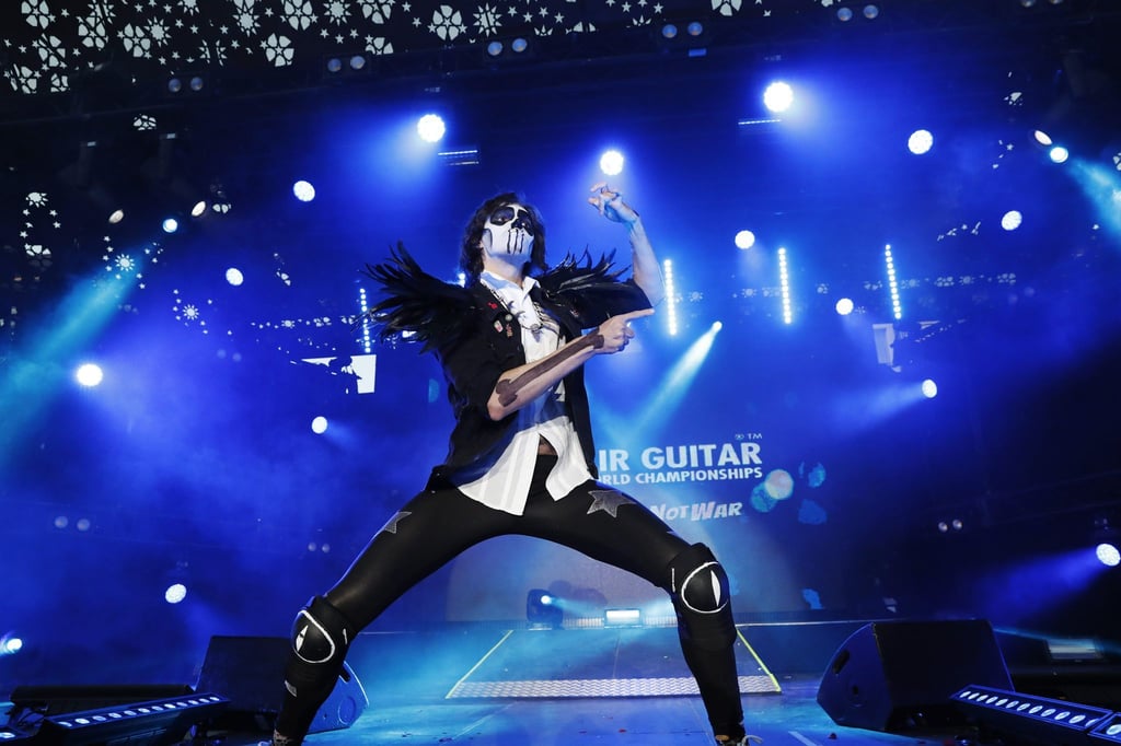 Kirill Blumenkrants hat die Luftgitarren-Weltmeisterschaft in Finnland gewonnen.
